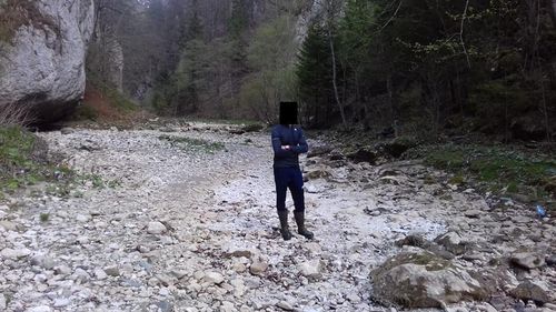 FOTO Imagini incredibile cu Dâmbovița superioară secată / Ecologiștii acuză nerespectarea debitului de servitute în aval de barajul Sătic