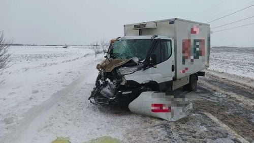 Trafic blocat în Neamț în urma unui accident rutier cu o mașină, o autoutilitară și un TIR/ Un bărbat este încarcerat