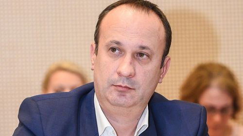 Ministrul Finanțelor susține că vrea să redreseze România cu bani din combaterea evaziunii fiscale, după ce a stat la masă cu condamnați pentru corupție ori evaziune fiscală, la un eveniment al trustului lui Dan Voiculescu