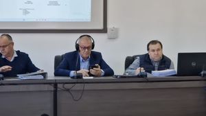 Primarul liberal al orașului Cisnădie (Sibiu) vine cu căști la ședințele de consiliu local / ”Voi sta la ședințe numai cu căștile pe urechi cât vorbesc cei de la USR, să nu mă mai supăr”