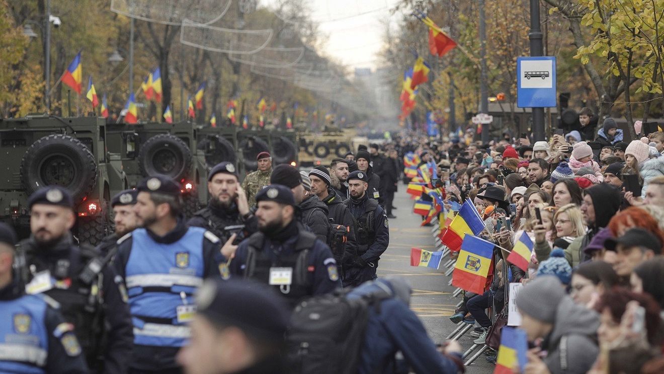 VIDEO Parada militară din Piața Arcului de Triumf / Iohannis, Ciolacu și Ciucă în tribuna oficială / Peste 2.400 de militari și 150 de mijloace tehnice participă la evenimentul dedicat Zilei Naționale a României