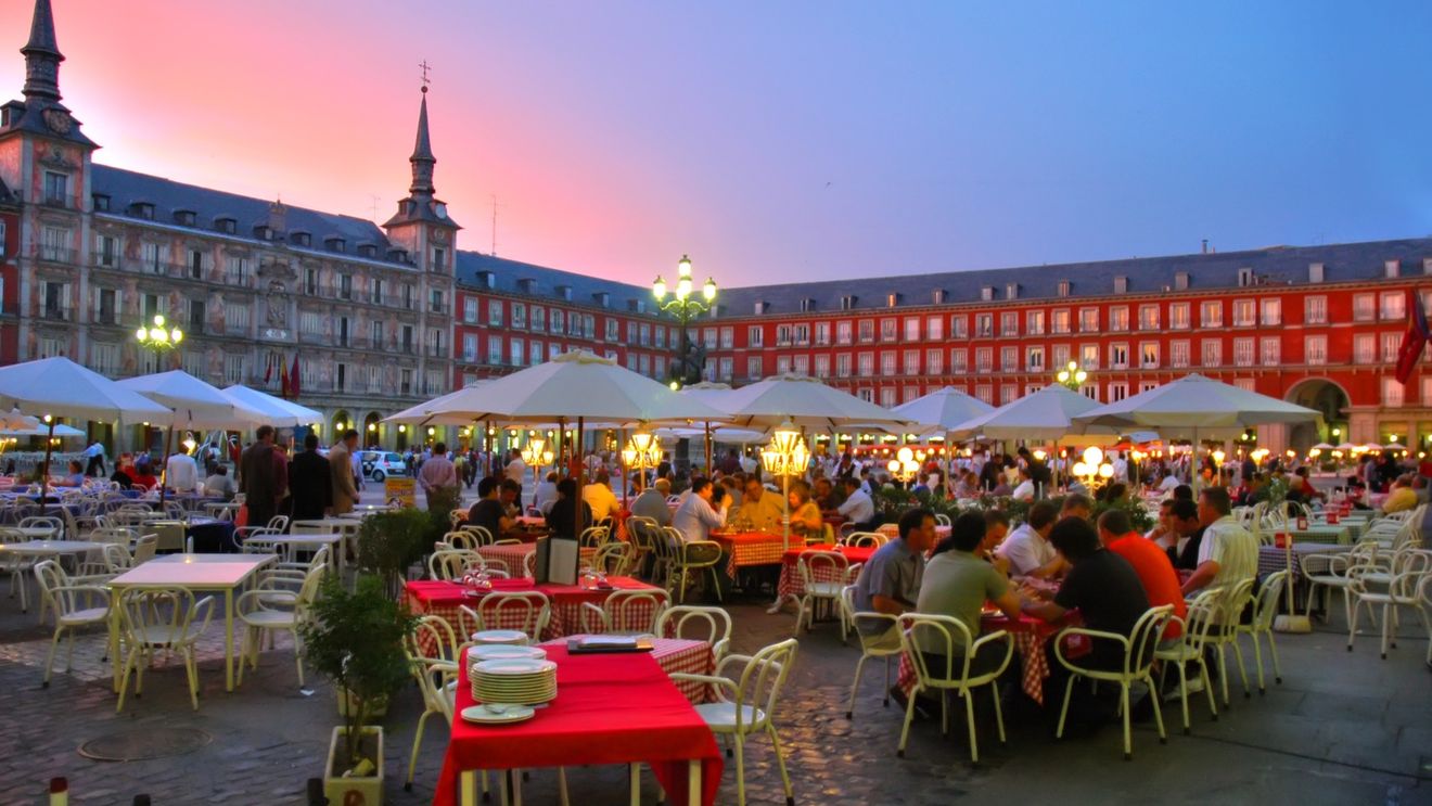 Hoți arestați pentru furtul a peste 1.000 de scaune de la terasele din Spania, pe care le-au revândut și în România