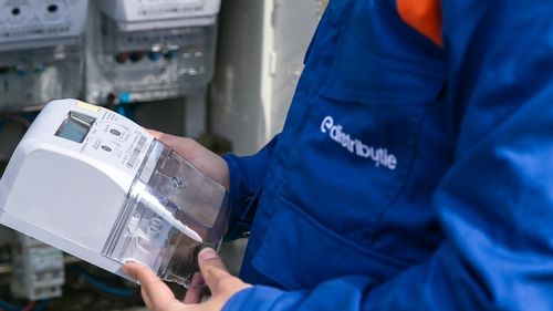 (P) Cum economisești timp și bani cu contoarele inteligente. Primul pas spre programarea mașinii de spălat sau a încărcării mașinii electrice