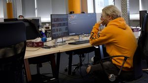Raport: De ce tot mai mulţi oameni se îndepărtează de ştiri /  Materialele video devin o sursă tot mai importantă de ştiri online, în special pentru grupurile mai tinere
