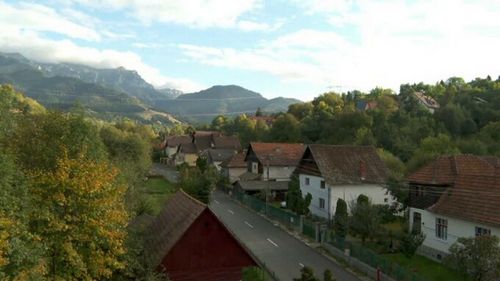 Zeci de pensiuni sunt scoase la vânzare sub prețul pieței în zona Bran-Moieciu. Multe au fost construite în anii 2000