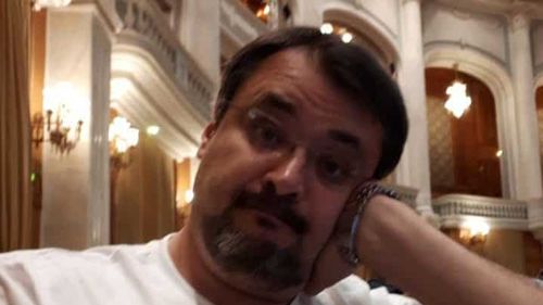 Replica lui Ghinea pentru Tăriceanu, care susținuse că USR e aripa tânără a Securității: ”1989 - eu 13 ani, tatăl: maistru, funcția: șoim al patriei / ”Tăriceanu - 37 de ani, tatăl: turnător pe bani la Securitate, funcția manechin și băiat scos la export de regim”