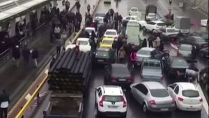 Proteste violente în Iran la înmormântarea unei tinere care a murit după ce a fost reţinută de poliţia morală