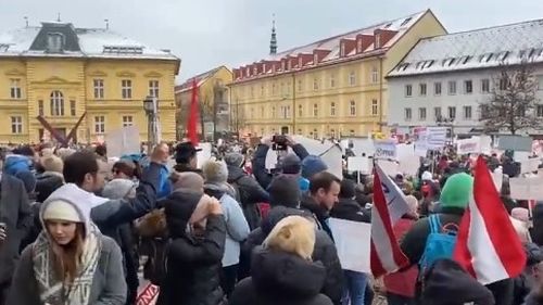 Zeci de mii de protestatari în Austria împotriva intenţiei de a introduce vaccinarea obligatorie anti-COVID din luna februarie 