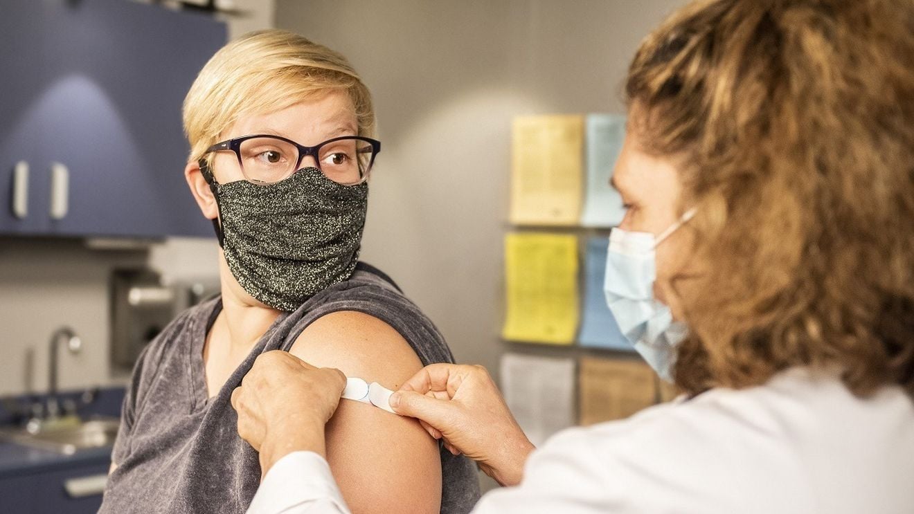 Bere, cash și marijuana pentru a se vaccina. Cum încearcă Statele Unite să îi convingă pe sceptici