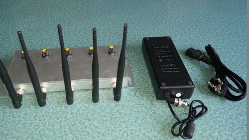 O profesoară din Iași este acuzată că a folosit un dispozitiv profesional de bruiaj în timpul examenelor / „Se vedeau antenele ieșind din punga de cadouri” / Nu s-a putut suna nici la 112 / S-a deschis dosar penal