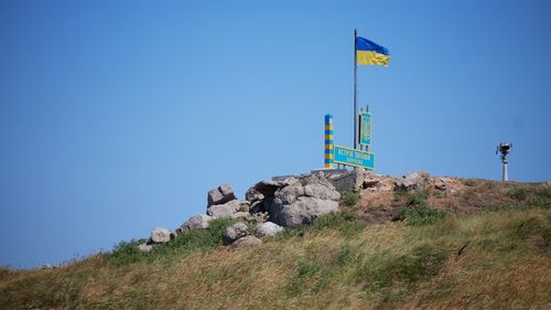 Ucraina anunță că și-a arborat din nou steagul pe Insula Șerpilor