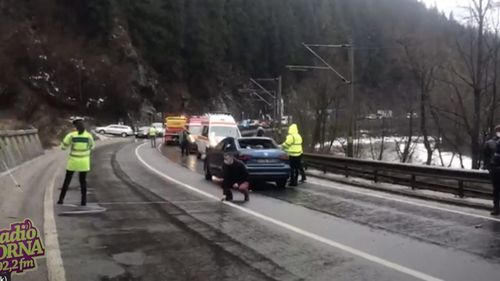 VIDEO O femeie a murit după ce un copac a căzut peste mașina în mers, în care se afla împreună cu familia. Victima este din București și plecase în concediu la Suceava
