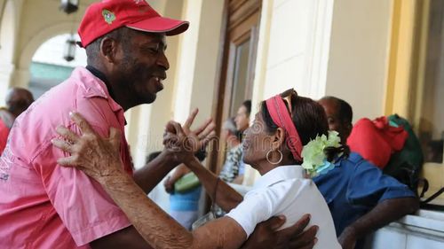 Vârstnicii cubanezi preferă să danseze pentru a scăpa de tristeţea cauzată de penele de curent