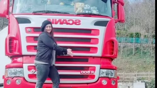 O româncă a fost desemnată "Șoferul de camion al anului" în Italia / A devenit șoferiță după moartea soțului ei / ”Am grijă de camionul meu ca de o persoană”