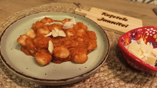 VIDEO | Rețetele Juanitei | Paste cu sos de dovleac, roșii, smântână și parmezan – ușor de gătit și cu gust de toamnă târzie