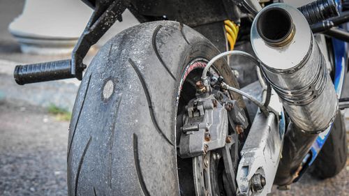 Un vrâncean a fost arestat după ce a furat o motocicletă din curtea poliției / A făcut un accident cu un motor furat și a vrut să scape de dosar
