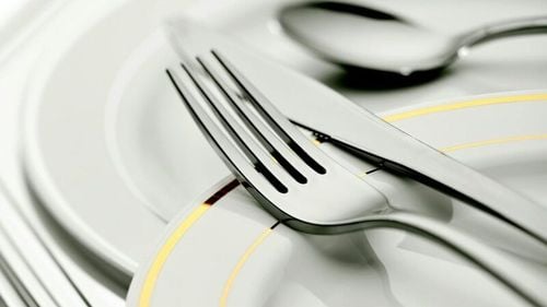 Jurnalişti care călătoresc cu Joe Biden au fost chemați să dea explicații după ce au dispărut obiecte din compartimentul presei: ”Din bagaje se aude uneori clinchet de veselă”