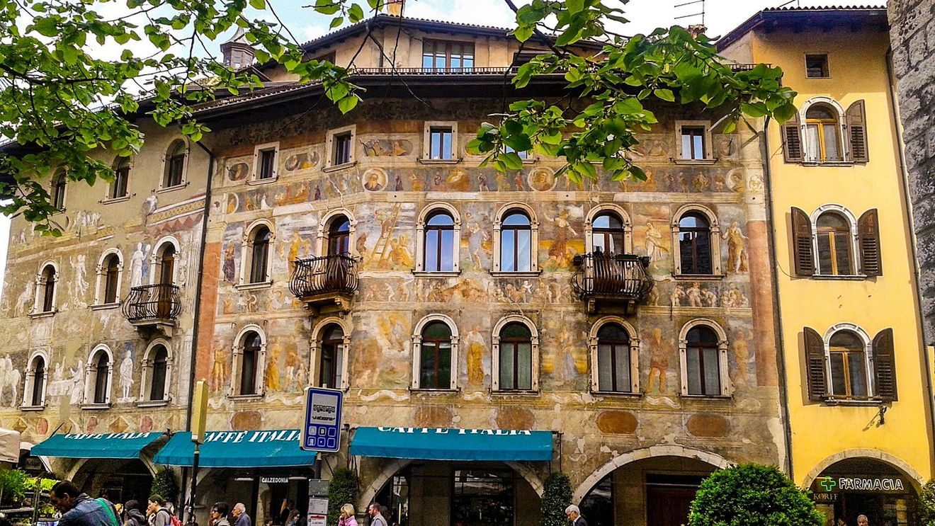 O familie de români cu trei copii mici a ajuns în stradă, în Italia / Nimeni nu vrea să le închirieze un apartament / ”Să apari cu trei copii nu este o carte de vizită bună” / Primarul i-a cazat la un hotel și caută o soluție
