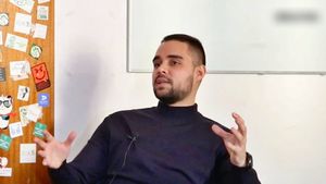Fostul șef al asociației studenților la medicină din București, Teodor Blidaru, decorat de președintele Iohannis, la propunerea ministrului Sănătății / Blidaru este consilier al lui Rafila