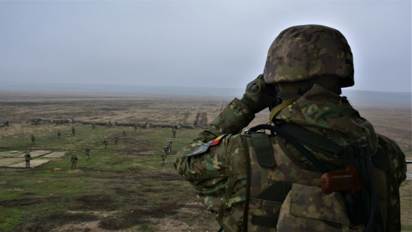 Exerciţii militare cu muniție reală în Poligonul din Babadag / Trafic restricţionat pe tronsonul Enisala - Sălcioara