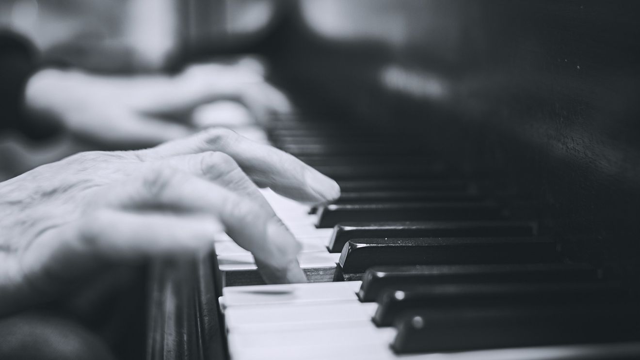 VIDEO Record mondial neoficial: Un pianist român lovește clapele unui pian de 500 de ori în 30 de secunde