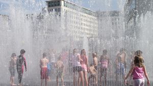 METEO: Cod roșu de caniculă în județele Arad și Bihor, marți. Capitala și 14 judeţe, sub cod portocaliu / Miercuri, 11 judeţe şi Bucureştiul vor mai fi sub cod portocaliu - HARTA