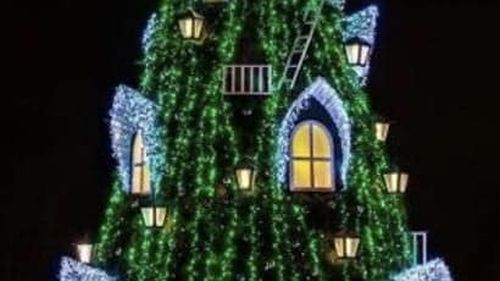 Olguța Vasilescu a început să pună instalațiile de Crăciun la Craiova: Ne e teamă că nu vom fi gata până pe 17 noiembrie, când e programată deschiderea târgului, un târg „cum nu s-a mai văzut în România”