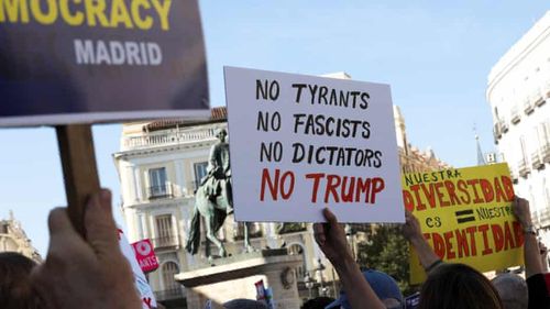 Proteste ale americanilor în Madrid şi Malaga împotriva "tiraniei" preşedintelui Donald Trump