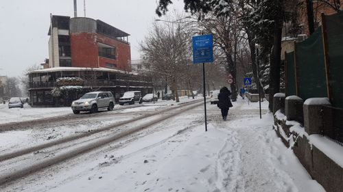 Amenzi de 100.000 de lei pentru bucureştenii care nu au curăţat trotuarele de zăpadă şi gheaţă