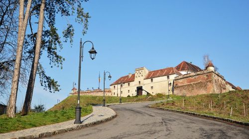 EXCLUSIV Cetatea Brașovului va fi dată în administrare primăriei. Adrian Câciu, ministrul Finanțelor: Am retras memorandumul, urmează discuții cu autoritățile locale