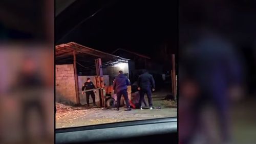 VIDEO Un fermier a ars baloți de fân în Giurgiu. Jandarmii l-au tras de pe motostivuitor și l-au trântit la pământ