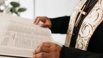 Un preot revine la altar, cu binecuvântarea Episcopiei Alexandriei și Teleormanului, deși este cercetat într-un dosar de delapidare cu un prejudiciu de aproape 5 milioane de lei