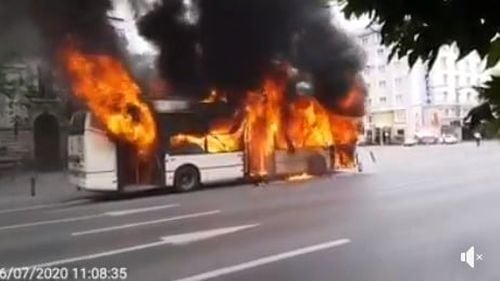 VIDEO Nicușor Dan: Troleibuzul în flăcări ilustrează perfect incompetența administrației Firea. Directorul STB a fost trimis de Firea să îmi saboteze conferința de presă