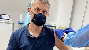 Dan Barna s-a vaccinat miercuri cu a treia doză de vaccin anti-COVID-19. Liderul USR PLUS susține vaccinarea obligatorie pentru anumite categorii profesionale