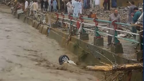 Peste 800 de morţi este noul bilanţ al inundaţiilor din ultimele ore din Pakistan