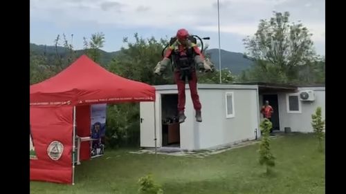 VIDEO Salvamontiștii au testat un rucsac zburător de 380.000 de lire. Un traseu de aproape 2 ore a fost făcut în doar 2 minute / ”Cursul care se face pentru a opera un astfel de aparat durează patru săptămâni”