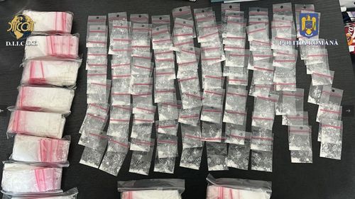 Traficanți de droguri care vindeau ziua în amiaza mare în centrul Capitalei, reținuți de DIICOT cu 3.600 de plicuri de droguri. G4Media a relatat video cazul încă din iulie, cetățenii din zonă au reclamat zilnic la poliție