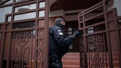 Percheziţii la domiciliul unui poliţist şi la sediul Secţiei Poliţie Rurală Beiuş, într-un dosar de luare şi dare de mită / Agentul ar fi primit avantaje materiale pentru a nu-şi face datoria într-un dosar de viol pe care-l instrumenta