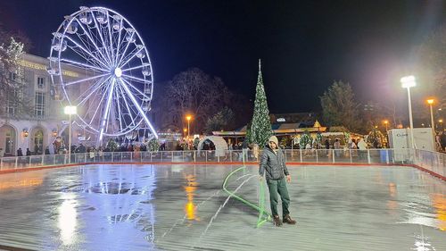 VIDEO Constanța a inaugurat Târgul de Crăciun: Patinoar fără gheață, căsuțe închise, mașinuțe nefuncționale/ O scovergă - 18 lei, o bere - 15 lei, un mic - 7 lei (galerie foto)