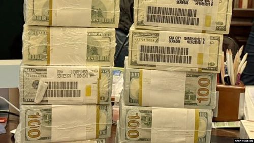 Scandal de corupţie în Ucraina / Procurorii investighează o mită de 100 de milioane de dolari în sectorul energetic/ Fotografii cu teancuri groase de bani îndesate de saci și stivuite pe o masă/  Fostul preşedinte Petro Poroşenko vrea demiterea  guvernului