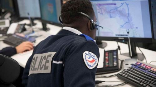 Franţa: Un bărbat a intrat într-o secţie de poliţie din Nisa şi a ieşit îmbrăcat în poliţist şi înarmat/ "Am vrut să merg la închisoare"