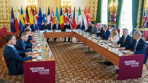 Preşedintele interimar Ilie Bolojan, așezat lângă Zelenski la Summitul privind Ucraina de la Londra / Zelenski stătea lângă premierul britanic Starmer, gazda evenimentului