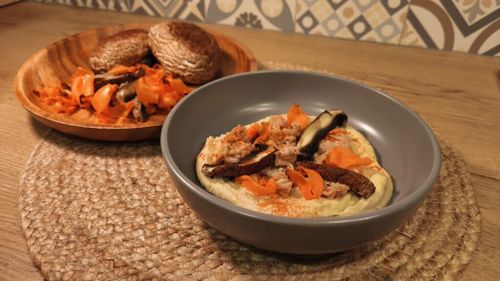 Hummus cu topping de ton și legume coapte, preparatul cu gust mediteraneean care merge perfect în post, într-o zi cu dezlegare la pește
