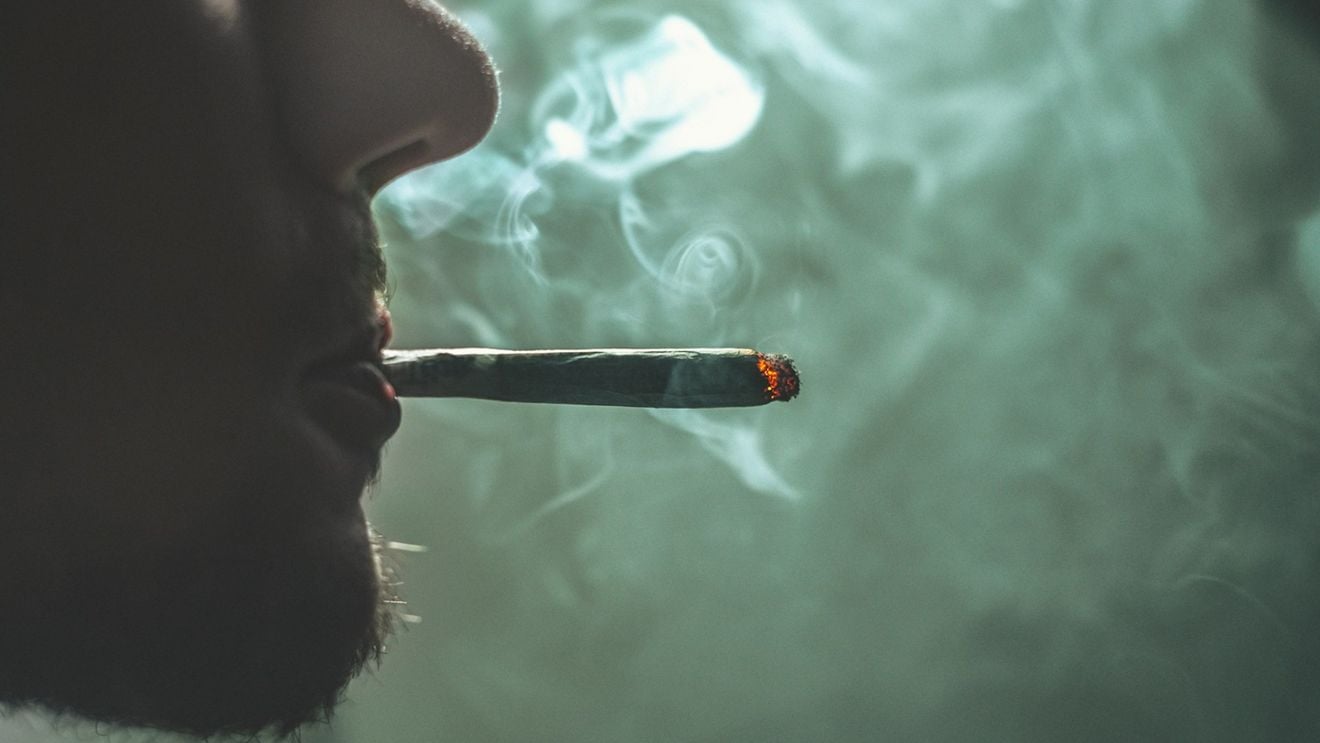 Donald Trump spune că sprijină dezincriminarea consumului de marijuana, iar banii contribuabililor „nu ar trebui irosiţi” pentru arestarea celor cu cantități mici din drog