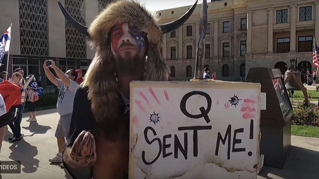 A fost arestat protestatarul care se autointitulase “QAnon Shaman” în timpul asediului de la Capitoliu