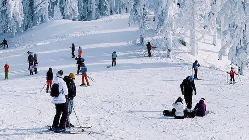 Zeci de accidente produse într-o singură zi, pe pârtia din staţiunea Predeal / Salvamontiştii fac apel către turişti să respecte regulile şi să nu intre cu săniile în zonele destinate schiorilor