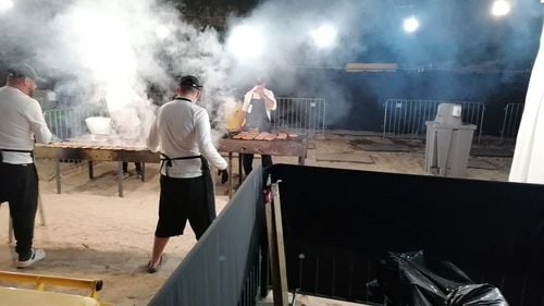 VIDEO Românii și cultura micului: Cum a fost la primul festival de barbeque pe o plajă din Constanța/ De la cârnați la creveți, rață și mațe fripte
