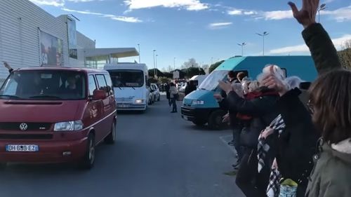 “Convoiul libertății”, inspirat de protestatarii din Canada și care a pornit spre Paris, este interzis în capitala Franței, a anunțat Poliția din Hexagon