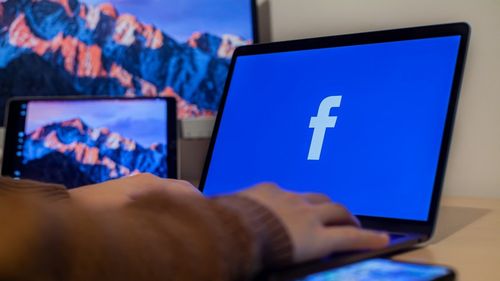 Facebook a încheiat un acord cu o parte a presei franceze pentru o remunerare în baza „drepturilor conexe”