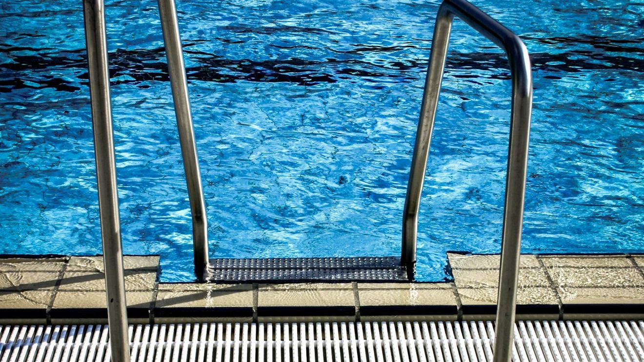UPDATE Un antrenor de înot de la Clubul Sportiv Dinamo, al Ministerului de Interne, este acuzat că a violat o fetiță de 7 ani / Bărbatul, arestat preventiv pentru 30 de zile